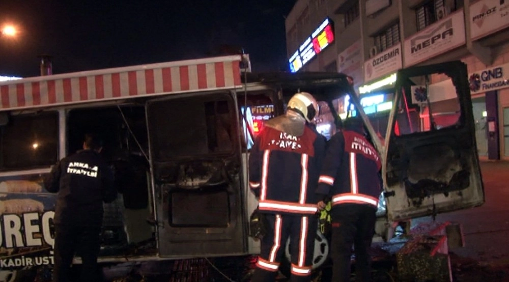 Kokoreççinin Ekmek Teknesi Alev Alev Yandı