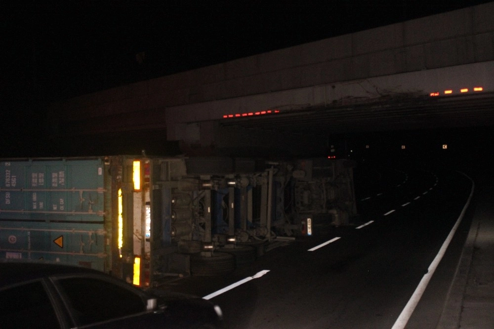 Bakırköyde Alt Geçide Çarpan Tır Devrildi: 1 Yaralı