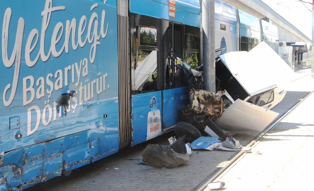 Tramvay İle Çarpışan Otomobil Havada Kaldı