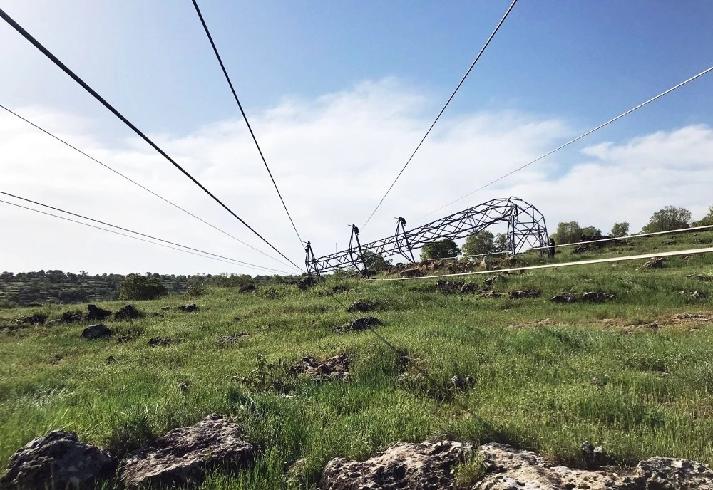 Fırtınanın Vurduğu Midyatta Elektrik Şebekesi Onarılıyor