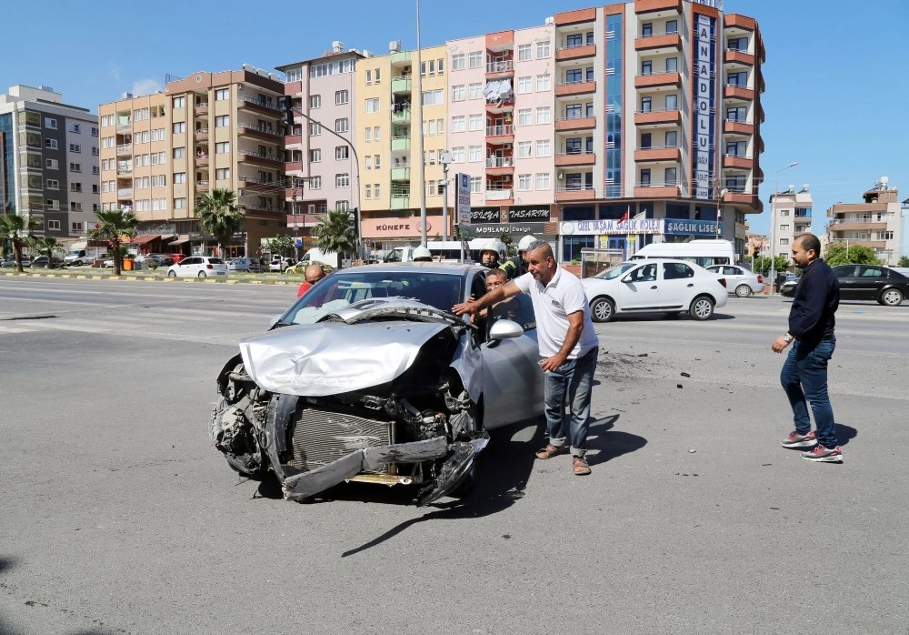 Kırmızı Işıkta Geçip Kaza Yaptı, "yol Boştu Geçerim Sandım" Dedi