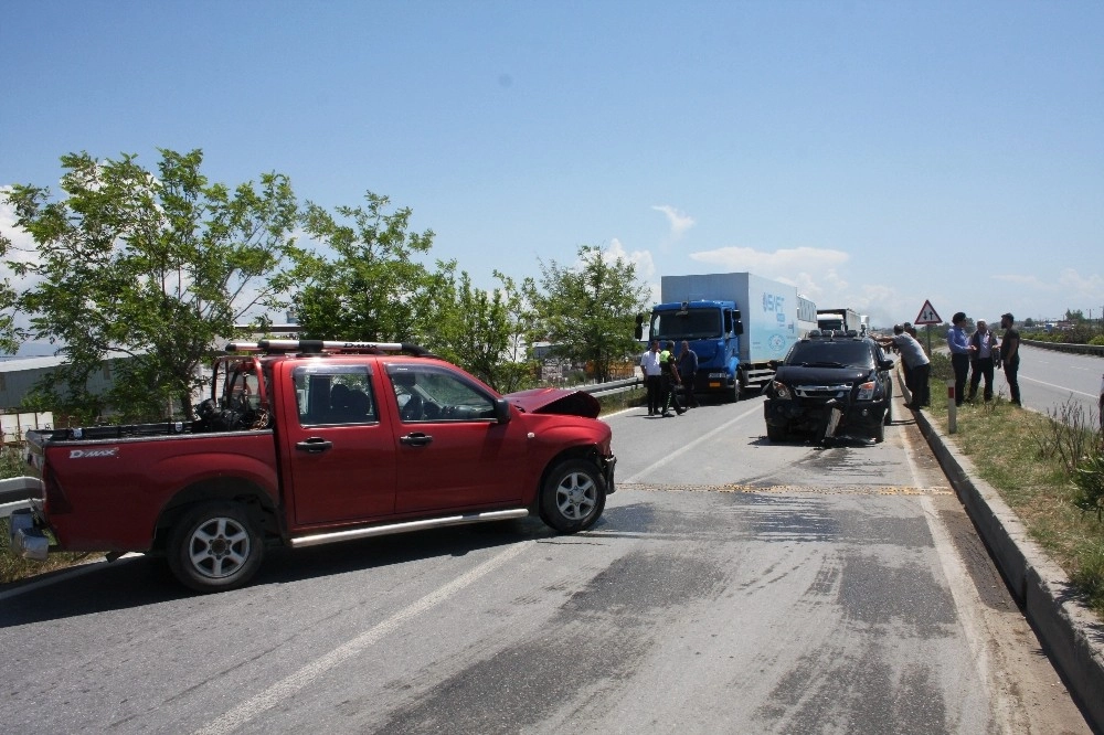 Manavgatta Kamyonetler Kafa Kafaya Çarpıştı:1 Yaralı