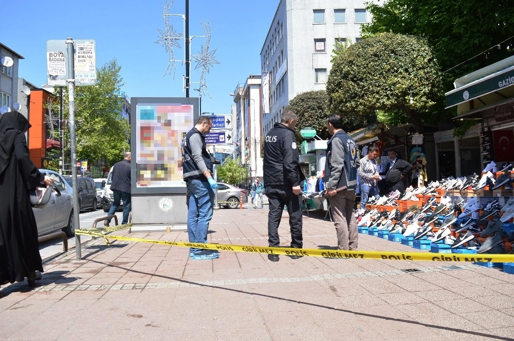 Kız Kardeşini Ve Onun Yanındaki Şahsı Cadde Üzerinde Vurdu