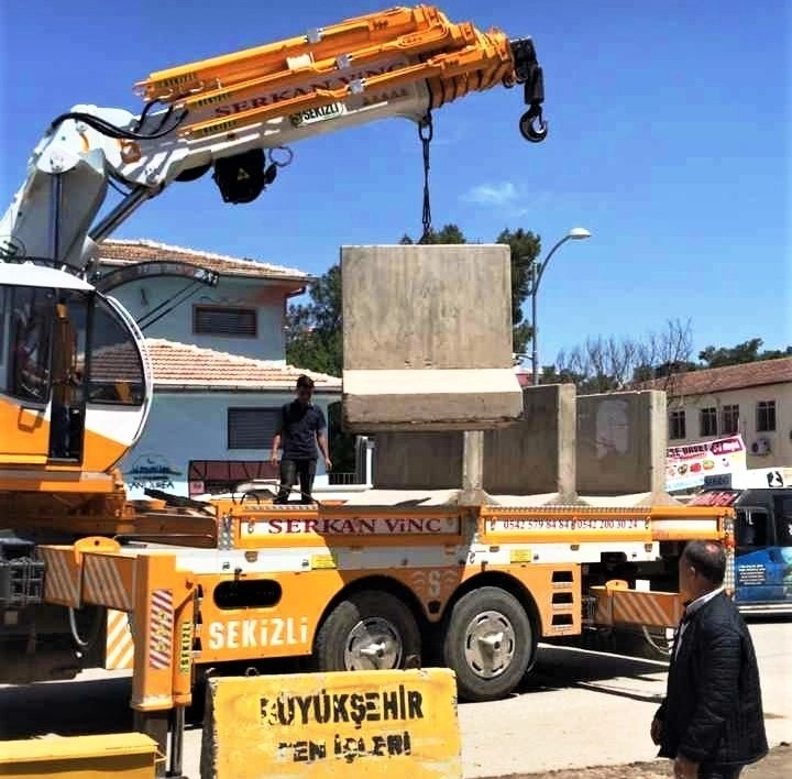 Belediye Kaldırdı Polis Tekrar Yerine Koydu