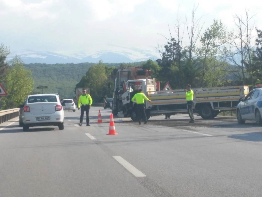 Kamyonet Taş Yüklü Kamyona Çarptı: 1 Yaralı