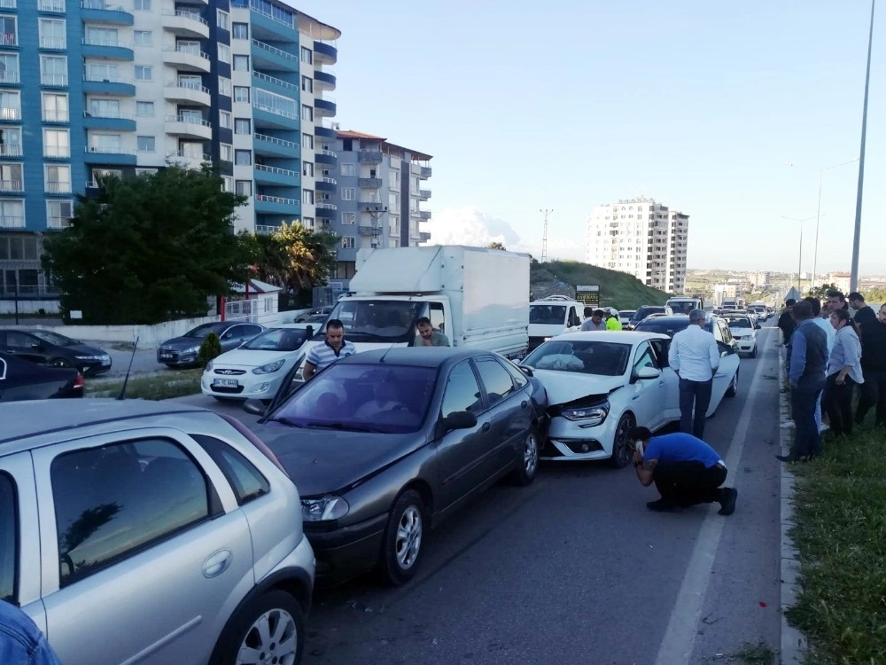 Tansiyonu Düşen Sürücü Zincirleme Kazaya Neden Oldu