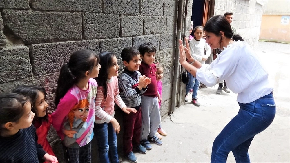 Topu Tutan Sevgi Ve Çikolata Kazanıyor