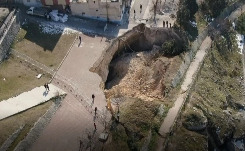 Gaziantep'te deprem sonrası dev obruk görenleri korkutuyor