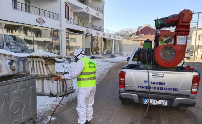 Yenişehir Belediyesi dezenfeksiyon ekipleri Besni afet bölgesinde