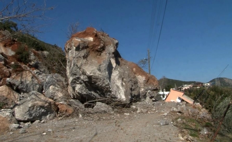 Hatay'da Devasa kayalar köyün üzerine yuvarlandı, dehşeti yaşadılar