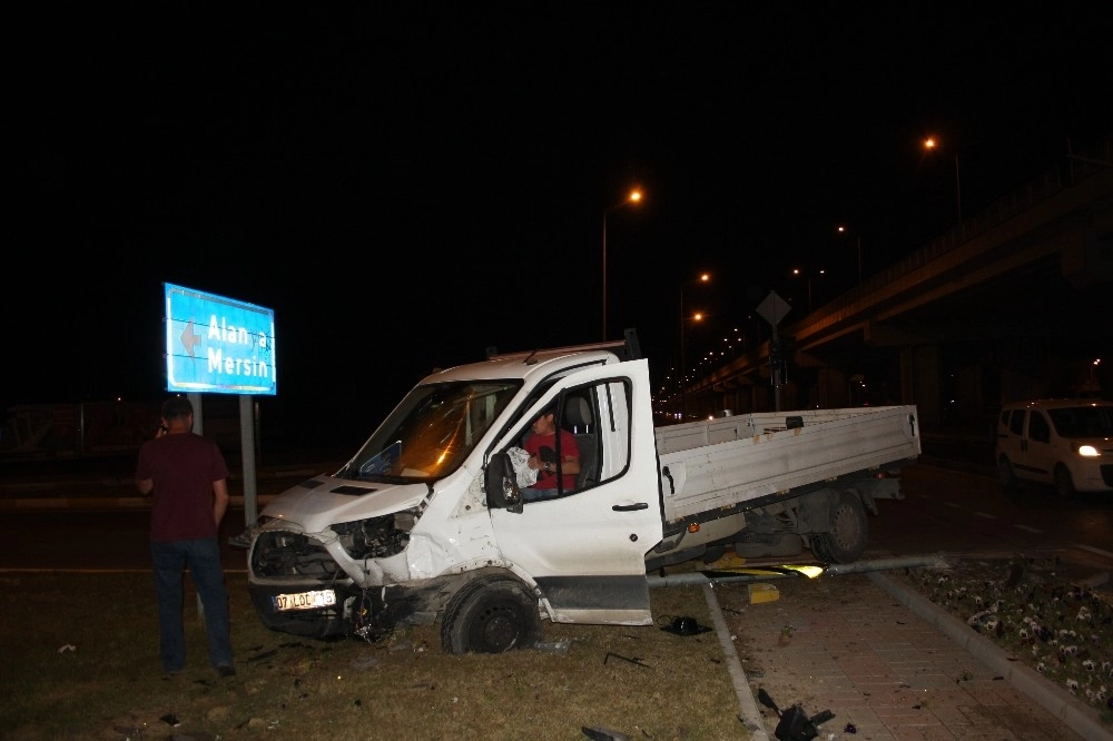 Manavgatta Trafik Kazası: 4 Yaralı