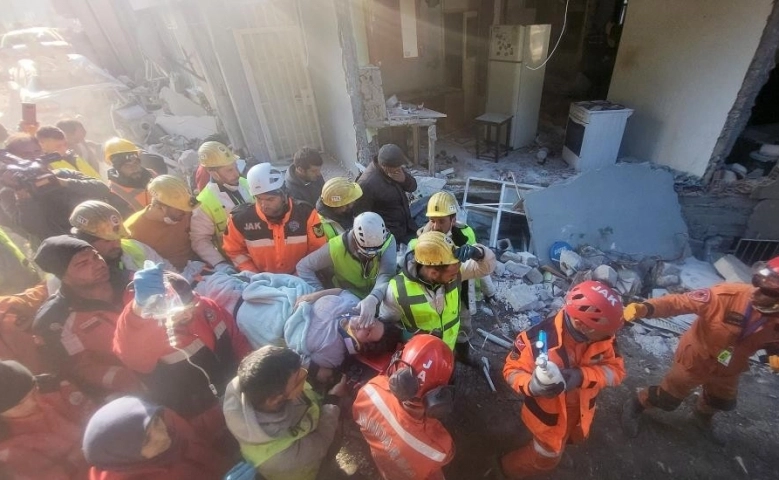 Antakya'da bir kadın ve iki çocuk 228. saatte sağ olarak kurtarıldı