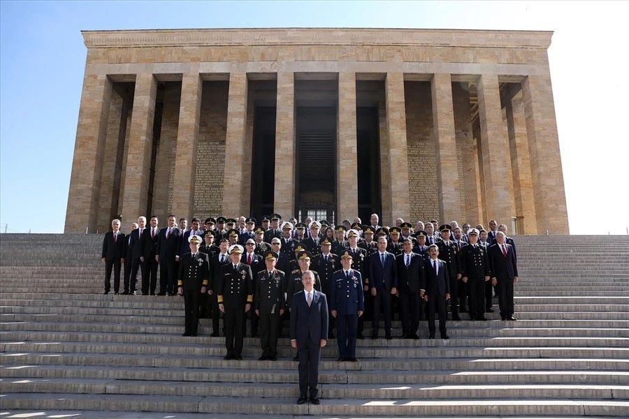 Bakan Akar Anıtkabiri Ziyaret Edip, Oyak Genel Kuruluna Katıldı