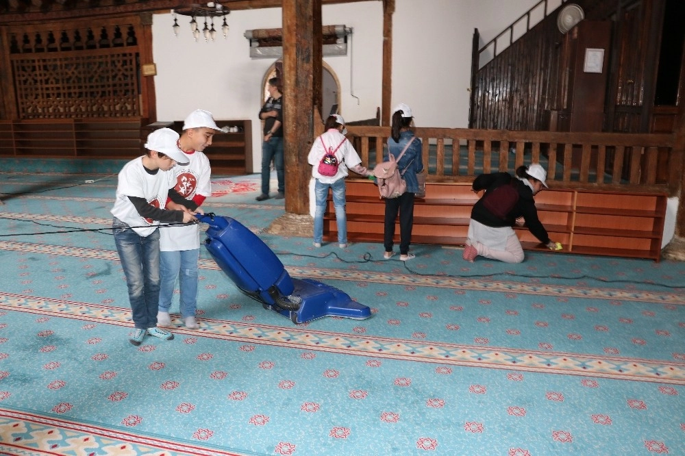 Beyşehirde Ortaokul Öğrencileri Cami Temizliği Yaptı