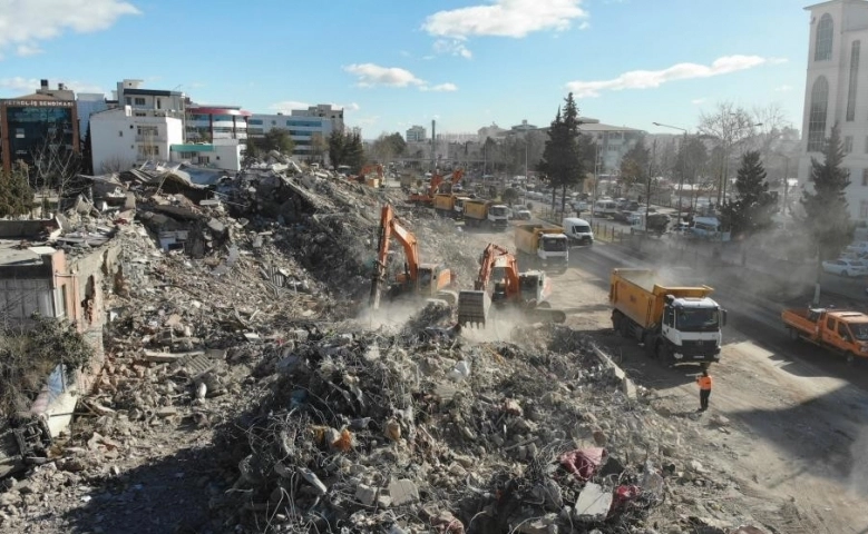 Adıyaman'da enkaz çalışmaları tüm hızıyla sürüyor