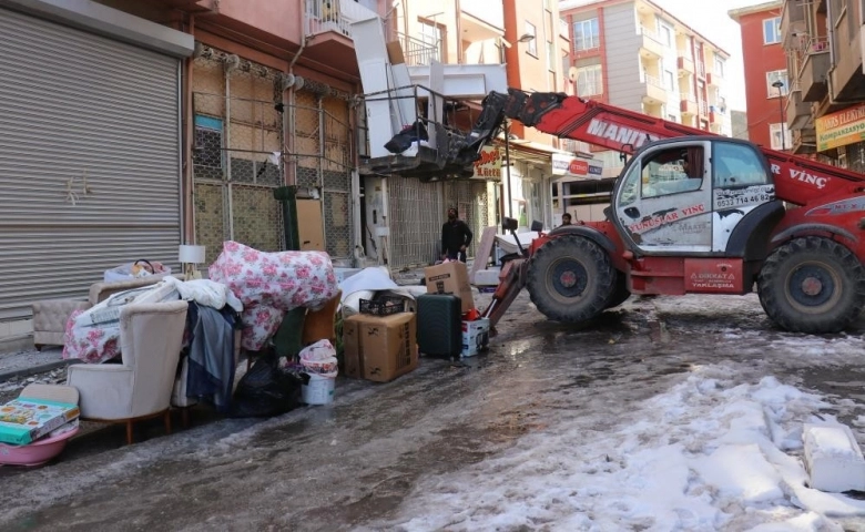 Malatya’da depremzedeler  hasarlı binalardan eşyalarını taşımaya başladı