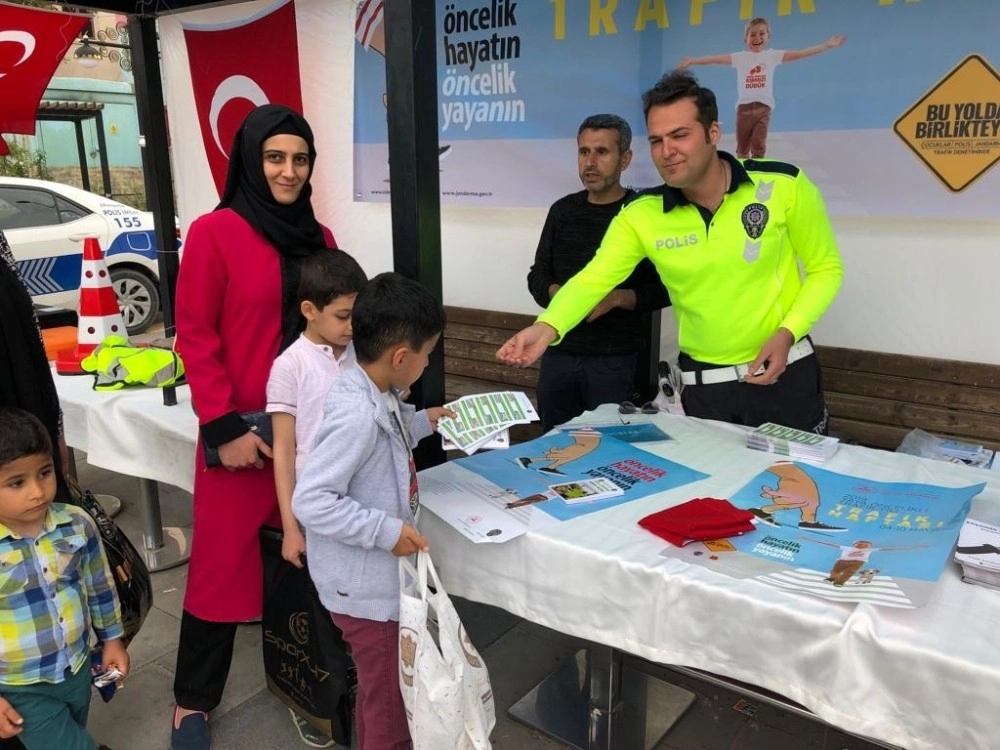 Nusaybin Polisi Trafik Standı Açtı