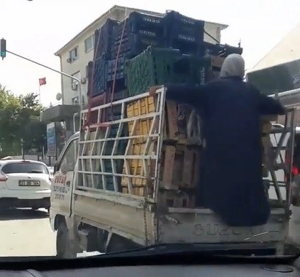 Araçtaki Pazar Kasalarını Korumak İçin Kendini Siper Etti