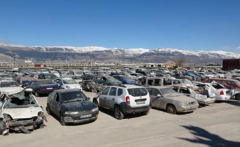 Kahramanmaraş'ta Depremde zarar gören binlerce araç otoparklarda