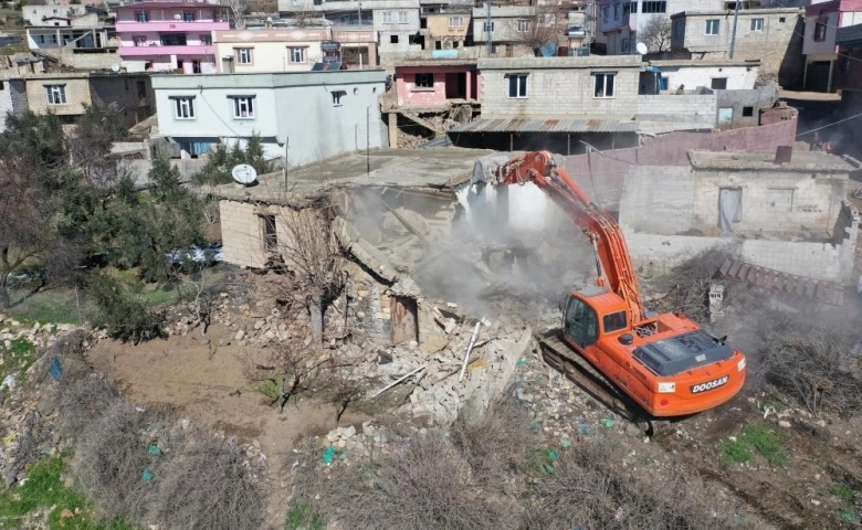 Şehitkamil Belediyesi  ağır hasarlı yapıların yıkımına başlandı