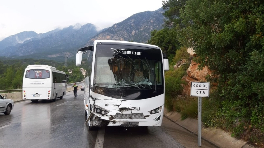 Antalyada Halk Midibüsü İle Turistleri Taşıyan Tur Otobüsü Çarpıştı: 5 Yaralı