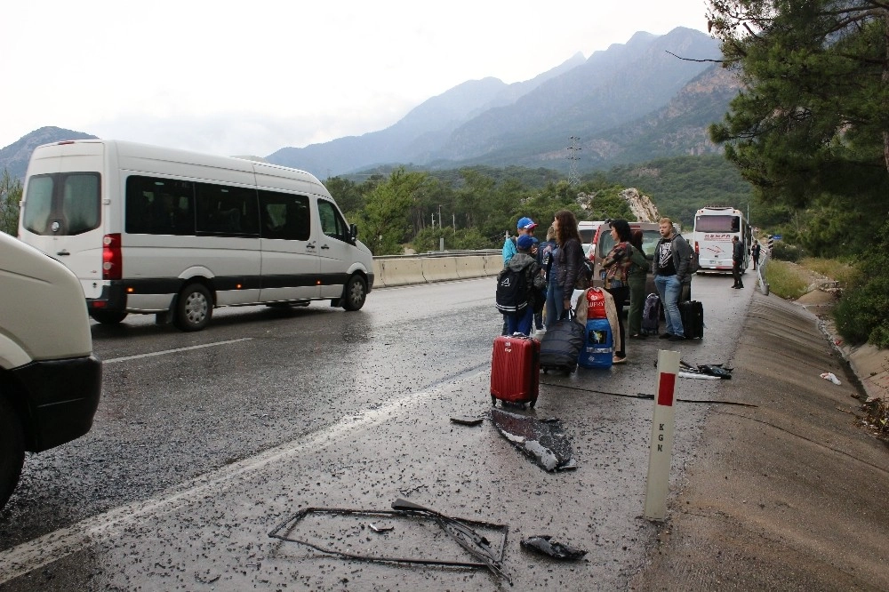 Antalyada İki Midibüs Çarpıştı: 5 Yaralı