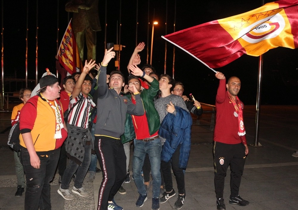 Galatasarayın Galibiyetini Turistler De Kutladı