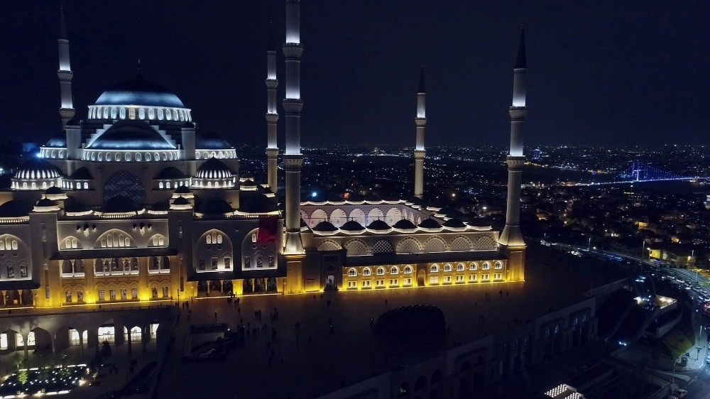 Büyük Çamlıca Camiinde İlk Teravih Namazında Havadan Görüntülendi