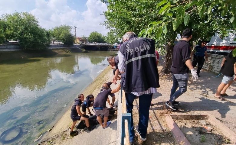 Adana'da yeğenini kurtarmak için kanala giren genç boğguldu