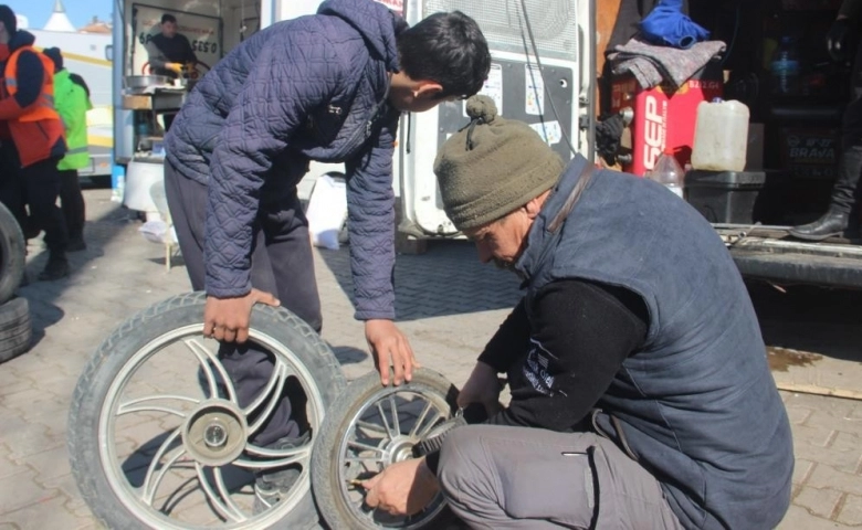 Deprem bölgesine giden lastik tamircileri kimseyi yolda bırakmıyor