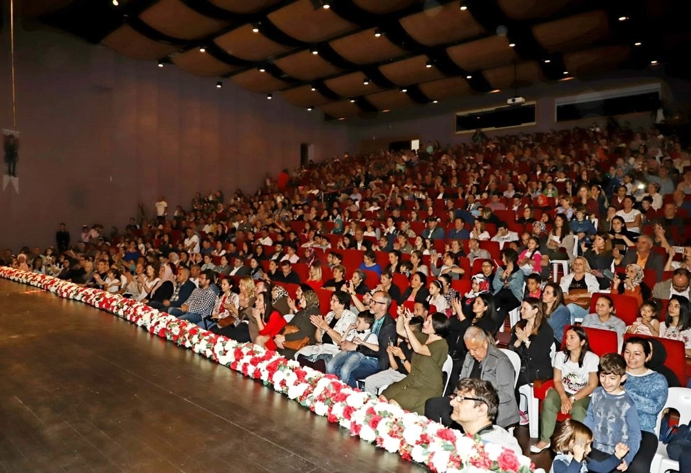 Büyükçekmecenin Minik Yetenekleri Yılsonu Gösterileriyle Nefesleri Kesti