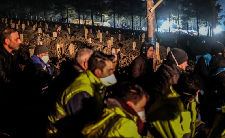 Kahramanmaraş'ta defin işlemleri gece de sürüyor