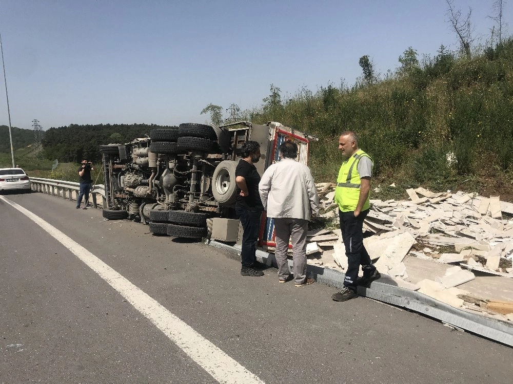 Kuzey Marmara Otoyolunda Mermer Yüklü Kamyon Devrildi: 1 Yaralı