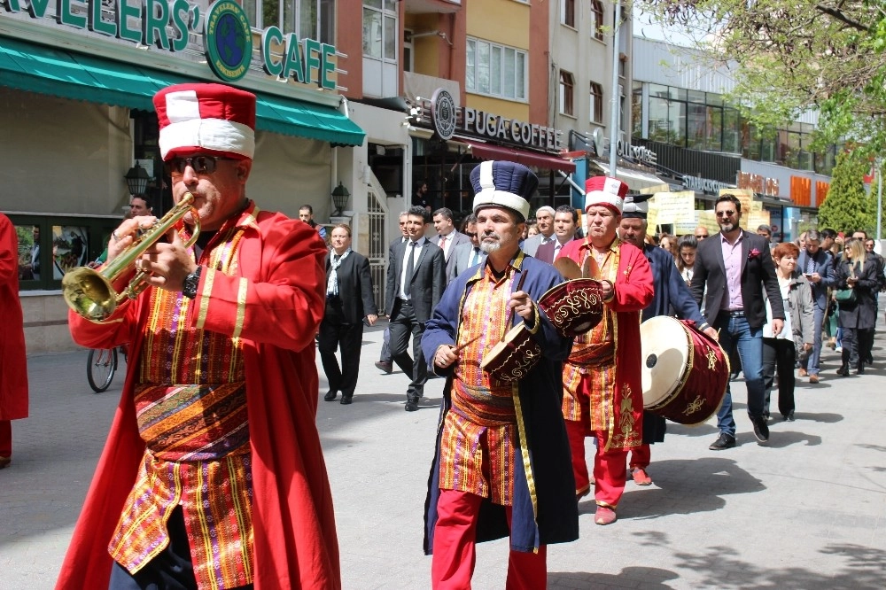 Yunus Emre Haftasında Kortej Yürüyüşü