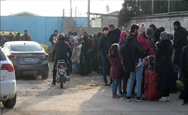 Depremlerden dolayı Suriyeliler ülkelerine dönüyor