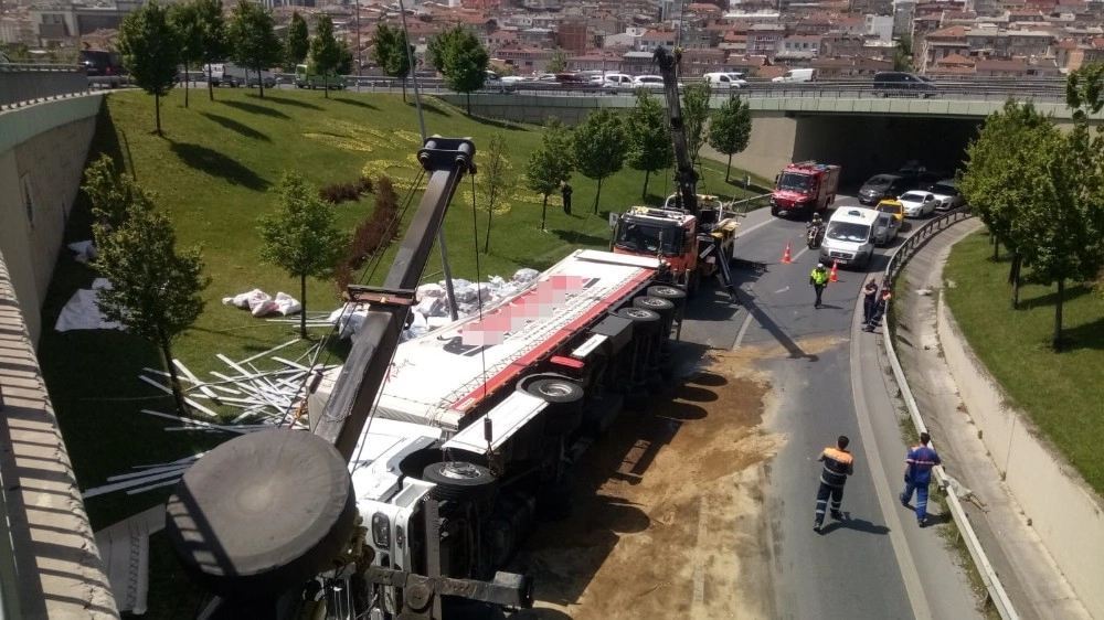 Otogar Bağlantı Yolunda Tır Devrildi: 1 Yaralı