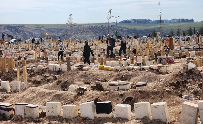 Depremin 14'üncü gününde mezarlıkta dinmeyen acı