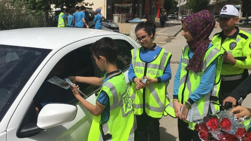 Küçük Polisler Trafik Uygulaması Yaptı