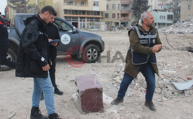 Polis, Adıyaman’da enkazda çıkan değerli eşyaları topluyor