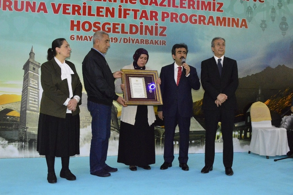 Diyarbakırda Şehidin Ailesine Devlet Övünç Madalyası Verildi