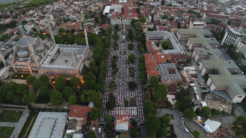 Sultanahmette 15 Bin Kişi Top Atışıyla İlk Oruçlarını Açtı