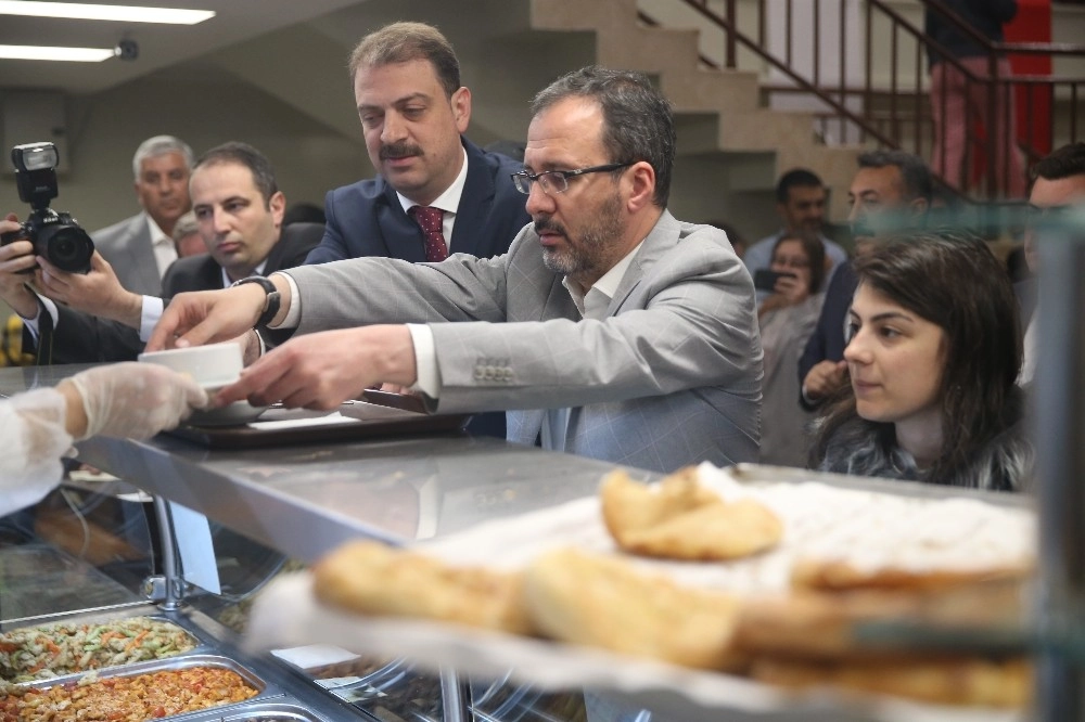 Bakan Kasapoğlu İlk İftarı Öğrenci Yurdunda Yaptı