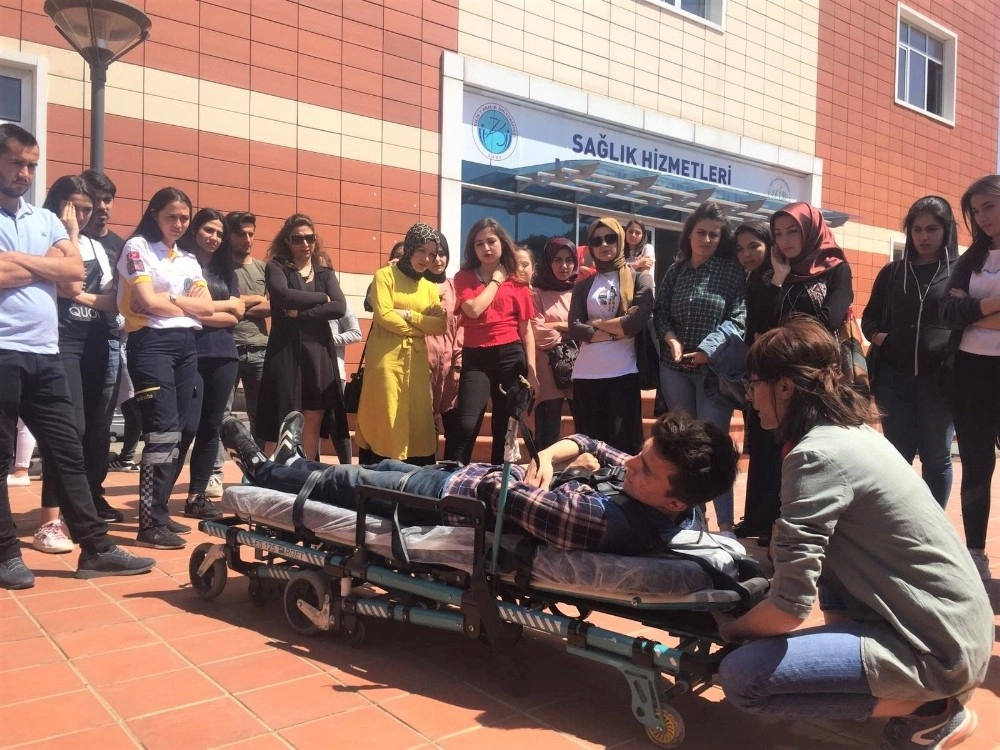 Öğrencilere İlk Ve Acil Yardım Ambulans Ekipman Eğitimi