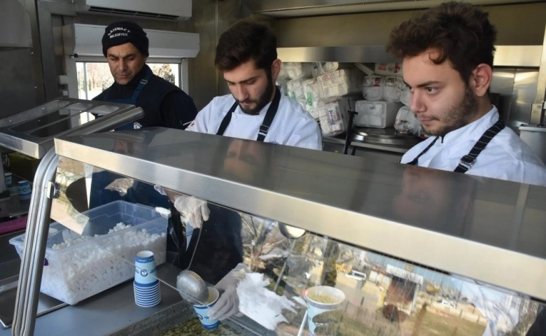 GAÜN Öğrencileri depremzedeler için Şahinbey mobil aşevinde çalıştı