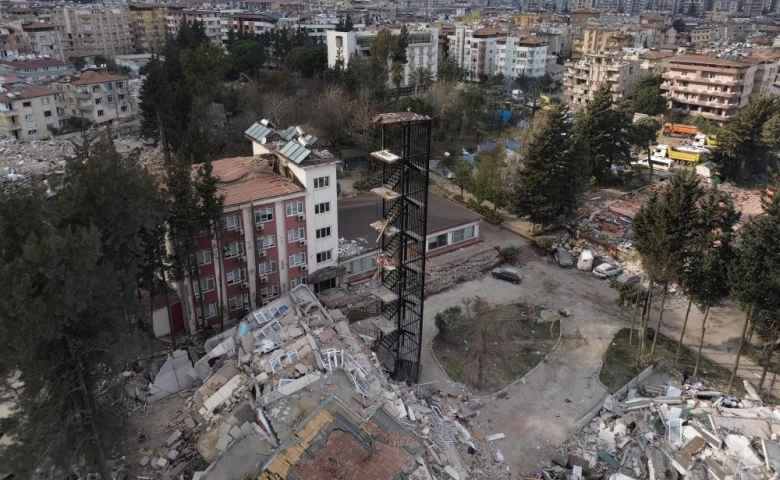 Hatay'da Bina yıkıldı, yangın merdiveni ayakta kaldı