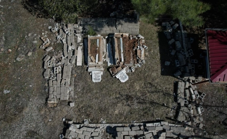 Kahramanmaraş’ta meydana gelen depremler mezarlıkları da tahrip etti