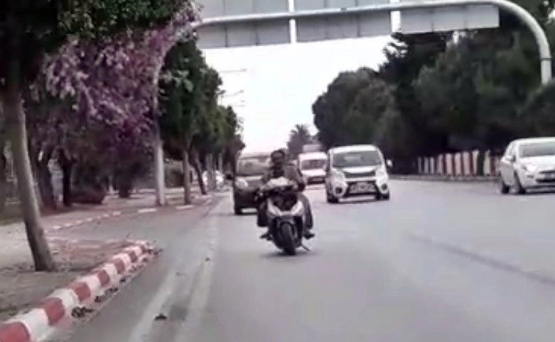 İşlek Caddede Hurda Motosikletle Tehlikeli Yolculuk