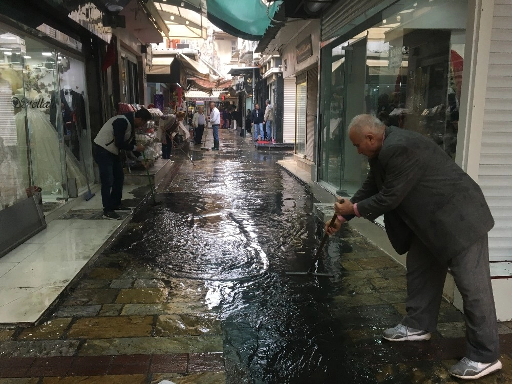 İzmirde Dolu Ve Sağanak Yağış