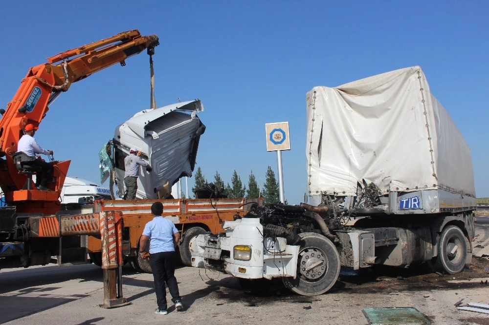 Nusaybin İpek Yolunda İki Tır Çarpıştı: 1 Yaralı