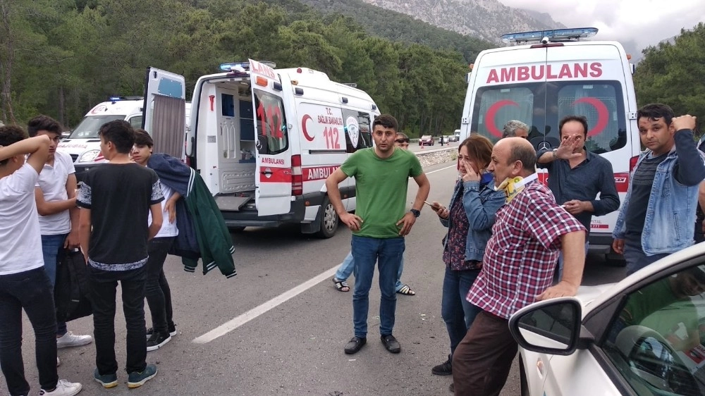 Personel Servisi İle Tüp Yüklü Minibüs Çarpıştı: 1 Ölü, 15 Yaralı